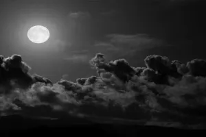 बदायूं: मौसम का बदला रुख, आसमान में छाए काले बादल