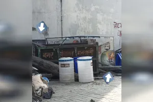 रामपुर: नगर पंचायत के बाहर कूड़ेदान में फेंके भगवान श्रीराम और शहर विधायक के फोटो