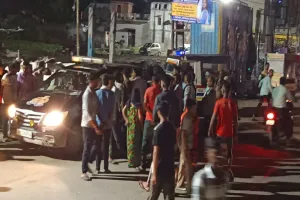 Bareilly: ट्रक की टक्कर से गाय के पैर टूटे...आक्रोशित लोगों ने की तोड़फोड़