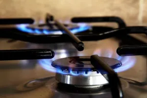 लखीमपुर खीरी: खाना तो गैस पर ही बनाऊंगी...सजनी की शर्त साजन ने मानी तो गई घर 