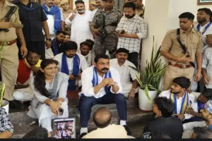 प्रयागराज में सांसद चंद्रशेखर आजाद हाउस अरेस्ट, समर्थकों ने किया पथराव