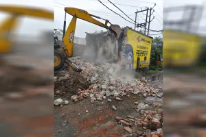 रामपुर: राधा रोड पर चली नगर पालिका की जेसीबी तो मची खलबली