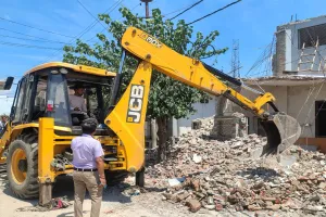 संभल: लक्ष्मणगंज में बनी मस्जिद पर चली जेसीबी...धीमी गति से चल रहा था ध्वस्तीकरण