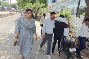 'नालों की सफाई के बाद भी कूड़ा, ढक्कन खुले' नगर आयुक्त ने देखी स्थिति, नाराजगी जताते हुए SFI को दिए सफाई के निर्देश