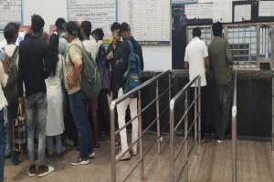 लखीमपुर खीरी: ट्रेन आई मगर टिकट विंडो बंद...रेलवे कर्मियों की मनमानी से यात्री परेशान
