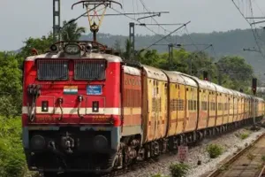 Bareilly: दिल्ली और मुंबई जाना नहीं आसान...ट्रेनों में कंफर्म टिकट नहीं मिल रहा