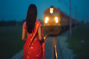 शाहजहांपुर: सनकी आशिक की हरकत...भावी पति से कराया झगड़ा तो ट्रेन से कटने चली लड़की