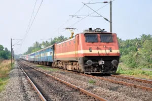 Bareilly: नगरिया सादात और धनेटा के बीच मालगाड़ी का इंजन फेल होने से कई ट्रेनें प्रभावित