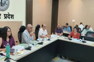 डीएम ने सीएमओ को बैठक से उठाया... कहा- अगर फेक ऑडियो है तो पहले जाएं एफआईआर दर्ज कराएं