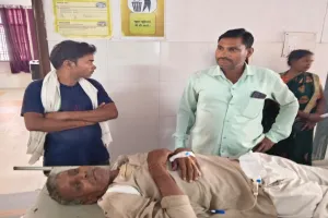 संयुक्त चिकित्सालय में बड़ी लापरवाही : घायल के पेट पर ग्लूकोज बोतल रख चढ़ाते रहे ड्रिप, वीडियो वायरल 