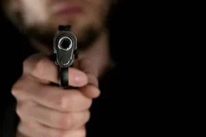 Bareilly: तमंचे की नोक पर व्यापारी से साइन करा लिए 40 लाख के सात चेक 