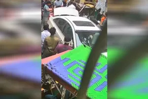 कासगंज: कार सवारों की दबंगई का वीडियो वायरल...बाइक में जमकर की तोड़फोड़