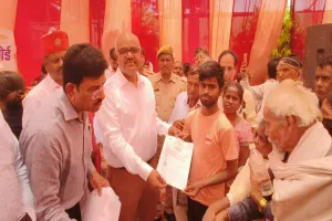  संपूर्ण समाधान दिवस : जिलाधिकारी ने 58 दिव्यांगजन के यूडीआईडी कार्ड जारी कराये 