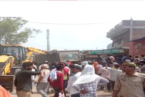 प्रयागराज: अनियंत्रित डंपर ऑटो रिक्शा पर पलटा, तीन की मौत, तीन घायल