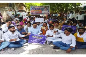 प्रयागराज : महा धरने का ऐलान कर शिक्षक भर्ती की मांग को लेकर अभ्यर्थियों का धरना जारी 