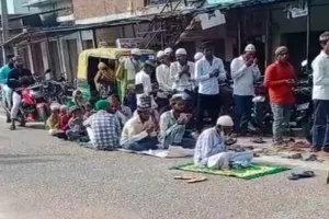 Eid-ul-Azha 2025 : बिनावर में ईद उल अजहा के मौके पर सड़क पर नमाज पढ़ने का विवाद