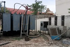 प्रयागराज में ट्रांसफार्मर को बचाने के लिए कूलर लगाए गए
