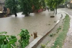 मानसून की दस्तक : हवा-बूंदाबांदी के बाद 33 हजार की लाइन ब्रेकडाउन