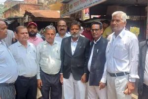 बाराबंकी : सब रजिस्ट्रार के खिलाफ वकीलों की नाराजगी बढ़ी, डीएम से मिले