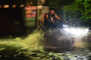 Bareilly: मानसून की पहली बारिश में डूबा शहर, सुभाषनगर पुलिया में गिरते, बचते निकले लोग