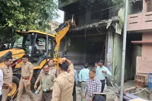 बरेली : गौ-तस्करी के आरोपी जुबैर के मकान पर चला बीडीए का बुलडोजर 