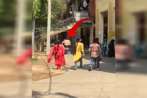 Bareilly: परीक्षा कक्ष के बाहर गूंजी बुलेट की धक-धक...छात्रा को छोड़ने पहुंचे छात्र नेता का वीडियो वायरल