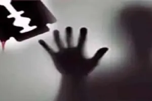 मुरादाबाद: पहले पत्नी पर ब्लेड से किया हमला...फिर पति ने काटी अपनी गर्दन व हाथ की नस