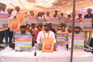 लखनऊ : आंदोलनरत शिक्षामित्रों ने शुरू की भूख हड़ताल, कहा- हालत बिगड़ती है तो सरकार होगी जिम्मेदार