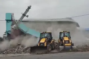 रामपुर: पटवाई में अवैध मस्जिद, मजार और थाने की दीवार पर चला बुलडोजर