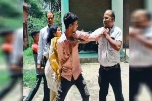 पीलीभीत: दबंगई का वीडियो वायरल...टीबी अस्पताल में घुसकर कर्मचारी के साथ मारपीट