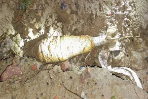 Bareilly: रेलवे ट्रैक किनारे दबा मिला मोर्टार शैल...सेना करती है इस बम का इस्तेमाल