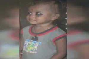 लखीमपुर खीरी: भरभराकर गिरी दीवार के नीचे दबकर तीन साल की बच्ची की मौत