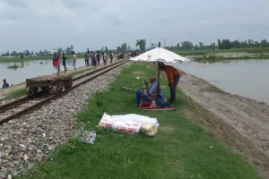 लखीमपुर खीरी: मैलानी-नानपारा रेलवे ट्रैक पर शारदा के पानी का रिसाव शुरू...मंडराया खतरा