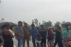 पीलीभीत: बेकाबू ट्रक ने बाप-बेटे को रौंदा...दर्दनाक हादसे में दोनों की मौत