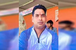 बिजनौर: सड़क किनारे खड़े ट्रक में जा घुसी कार...एक व्यक्ति की मौत, दो घायल