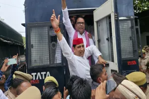 पीलीभीत: सपा कार्यालय पर नगरपालिका ने लिया कब्जा...हंगामे पर सपाई हिरासत में लिए गए