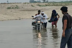 बाराबंकी : करवट ले रहा सरयू नदी का जलस्तर, अफसर बेपरवाह