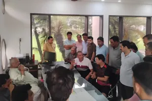 शाहजहांपुर : बाशिंदों को क्लब देने का वादा किया अब मुकर रहे कालोनाइजर