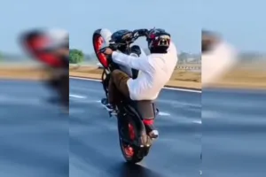 शाहजहांपुर: हवाई पट्टी पर हवा में उड़ाई बाइक...स्टंट करने वाला खायेगा जेल की हवा