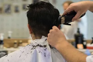 संभल: पहले वाल्मीकि युवक के बाल काटने से इंकार...विवाद बढ़ा तो मांगी माफी