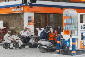 दिल्ली: पुराने वाहनों को आज से नहीं मिलेगा तेल, पेट्रोल पंपों पर लगाए गए ANPR, पुलिस की कई टीमें भी तैनात 