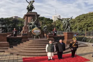 PM मोदी ने सैन मार्टिन स्मारक पर अर्पित की पुष्पांजलि, अर्जेंटीना के राष्ट्रपति संग से की द्विपक्षीय वार्ता