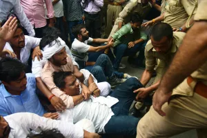 स्कूलों के विलय के विरोध में कांग्रेसियों ने किया प्रदर्शन, विधानसभा घेरने जाते समय पुलिस से भी हुई झड़प, देखें Photos