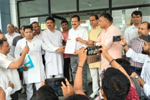 शिक्षकों ने ऑफलाइन तबादला सूची जारी करने को लेकर किया प्रदर्शन, संघ ने Additional Director of Education को सौंपा ज्ञापन