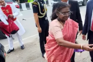 UP News: राष्‍ट्रपति द्रौपदी मुर्मू ने गोरखपुर में किया आयुष विश्‍वविद्यालय का लोकार्पण, बच्चों को बांटी चॉकलेट 