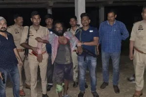 कौशांबीः दोहरे हत्याकांड का आरोपी पुलिस मुठभेड़ में गिरफ्तार, जिला अस्पताल में भर्ती 