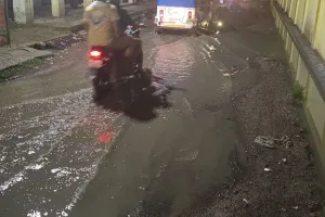 सरोजनी नगर में सड़कें बनी आफतः रास्तों पर एक फिट भरा पानी, गड्ढे बनी परेशानी, क्षेत्रीय पार्षद ने लिखा महापौर और नगर आयुक्त को पत्र