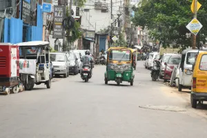 अमृत विचार आपके द्वारः सड़क के दोनों  किनारों पर बना रखी है पार्किंग, निकल सको तो निकलो... BBD वार्ड के उदयगंज चौराहे का बुरा हाल, देखें वीडियो 