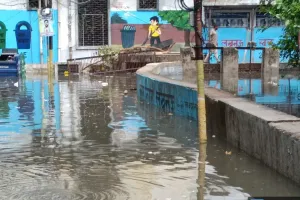 Lucknow News: जलभराव ने खोली दावों की कलई, कहीं भरा सड़कों पर पानी तो कहीं डूबी कार 