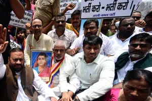 5 हजार स्कूलों को बंद करने को लेकर कांग्रेस ने किया विरोध, निकाला मार्च, एसडीएम को सौंपा ज्ञापन